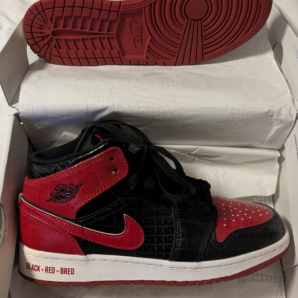 Jordan Black and Red Sneakers Iconic Design - Picture 1 of 2